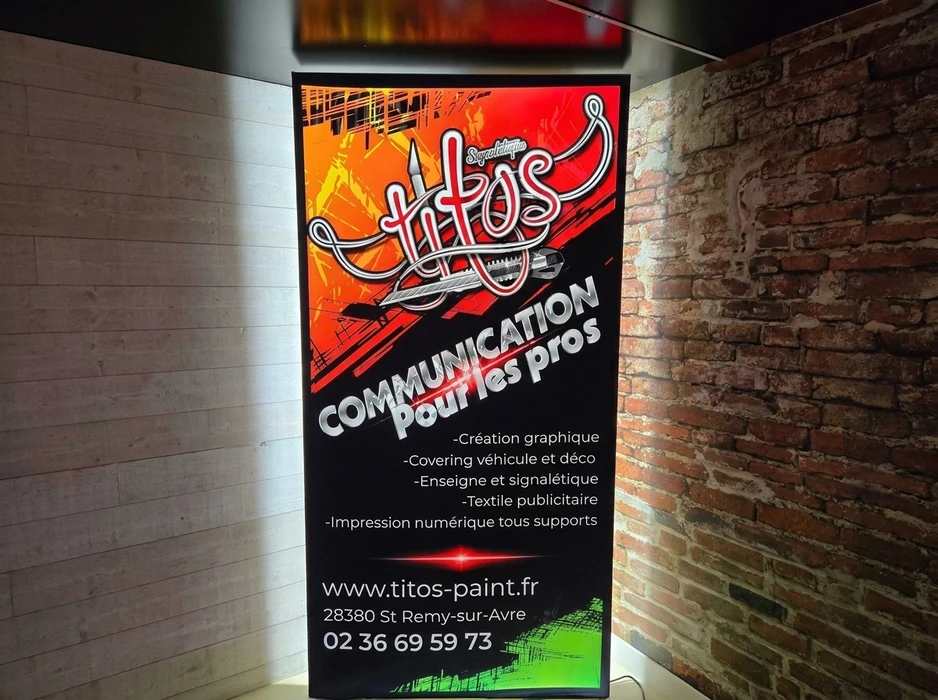 Totem lumineux rétroéclairé en intérieur, fond noir avec aplat orange-rouge en partie haute