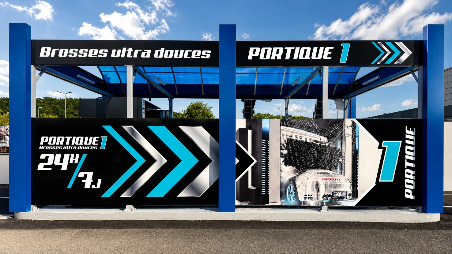 Photographie professionnelle en gros plan ou vue d'ensemble d'une enseigne lumineuse LED ou néon fraîchement posée et illuminée sur une façade commerciale, mettant en évidence la qualité de l'exécution et l'impact visuel de la création graphique. La scène doit être prise en conditions réelles (jour ou nuit) montrant le rendu final d'une réalisation concrète de l'agence.